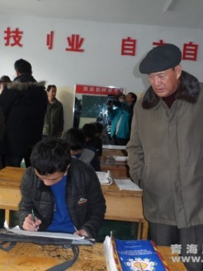 省爱国拥军促进会领导新年走访慰问黄南州消防武警官兵及福利院老人儿童