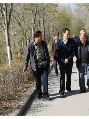 省民政厅组织厅机关离退休干部开展登高活动