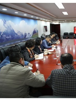 青海省民政厅组织干部职工收看第十二届全国人民代表大会第五次会议开幕盛况