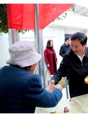 匡湧副省长在老年节前夕看望慰问老年人