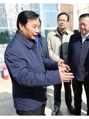 匡湧副省长在老年节当天看望慰问老人